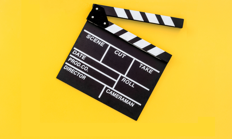 Clapet de film sur fond jaune